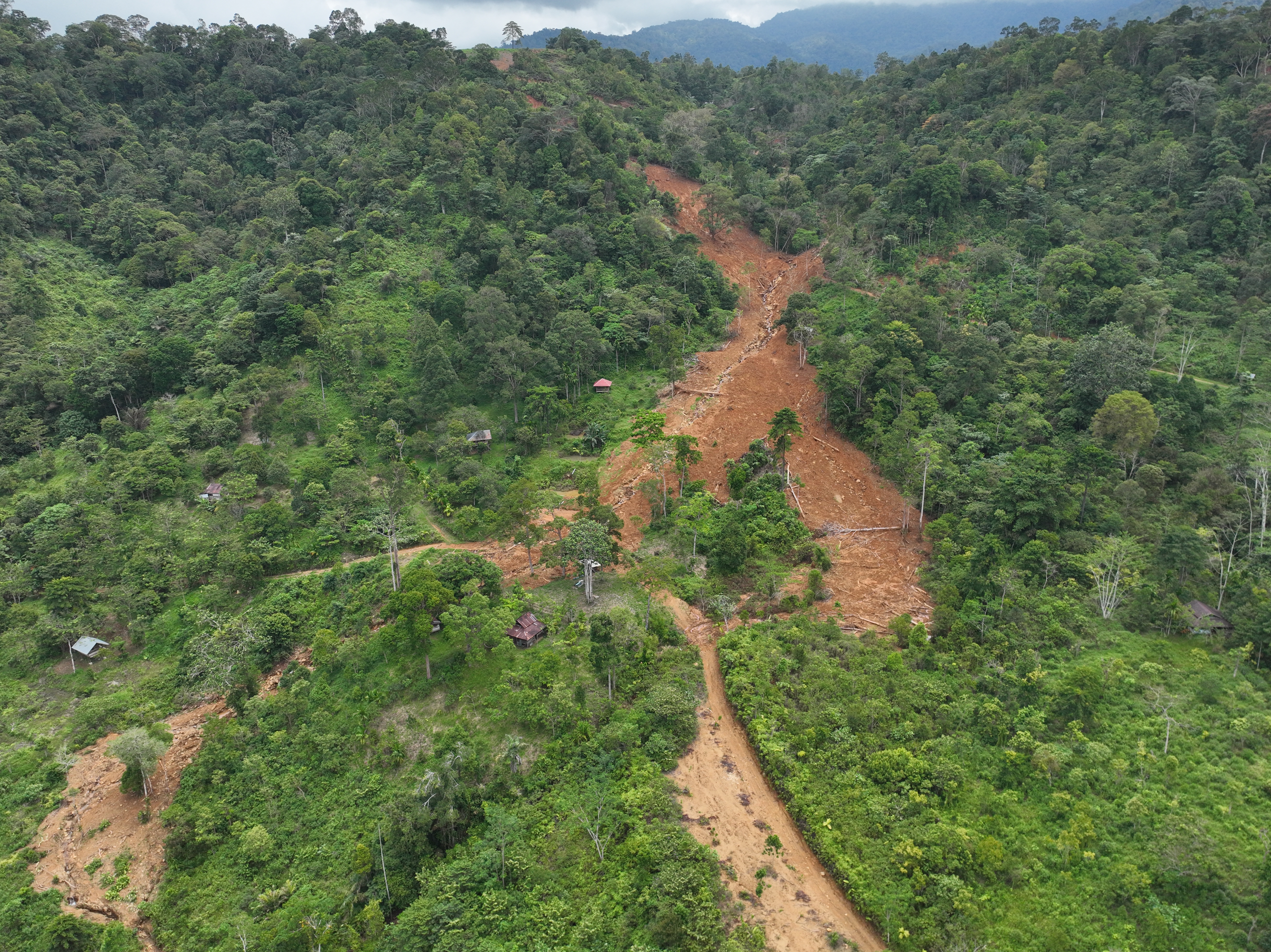 Potret udara jalur longsor di kawasan perbukitan DAS Air Dingin, Koto Tangah, Kota Padang, Selasa, 30/12/2025. Jalur longsor itu dekat lokasi pembukaan lahan milik mantan Wali Kota Padang Fauzi Bahar.