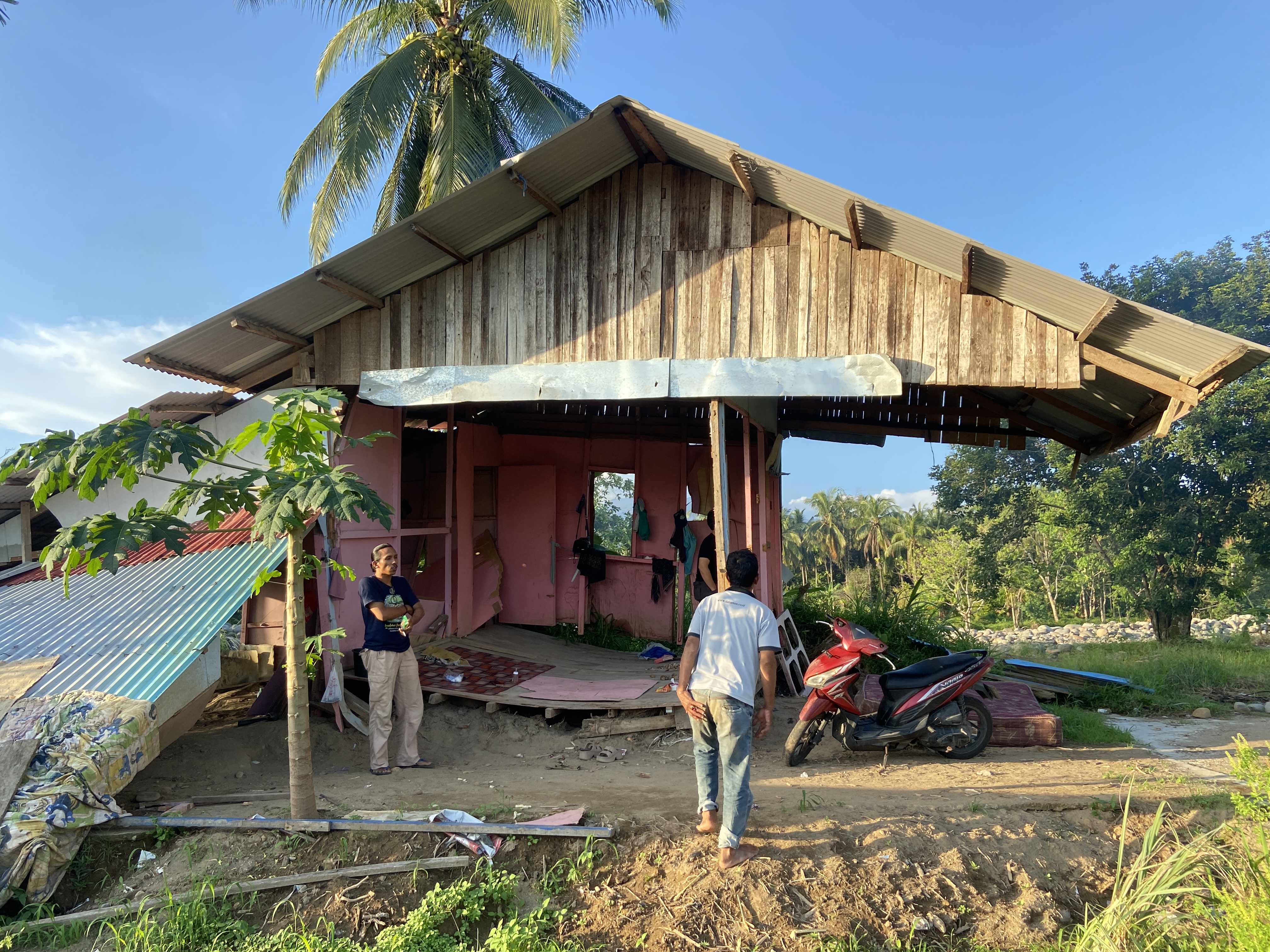 Hampir setahun pascabanjir bandang, rumah Mery Osman di Kelurahan Lubuk Minturun, Koto Tangah, Kota Padang, masih belum diperbaiki, Kamis, 23/7/2026. Banjir besar yang mengepung Sumatra Barat pada November 2025 membawa kayu dan batu dari hulu DAS Air Dingin.
