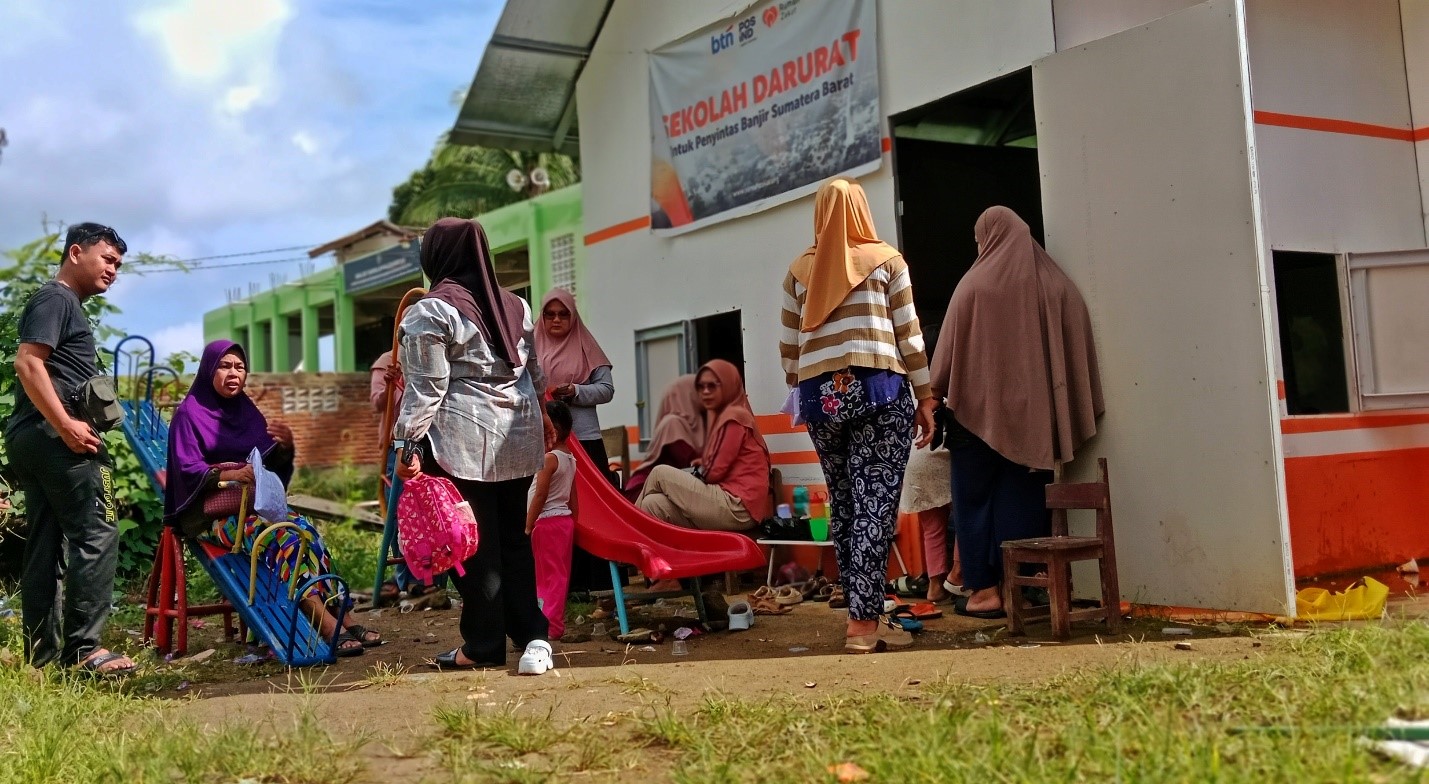 Sejumlah warga sedang menunggu anak-anaknya di halaman Sekolah Darurat, Rabu, 22/7/2026. Hampir setahun setelah banjir bandang, bangunan sekolah di Desa Salareh Aia, Kecamatan Palembayan, Kabupaten Agam, Sumatra Barat, belum juga mendapat perbaikan.